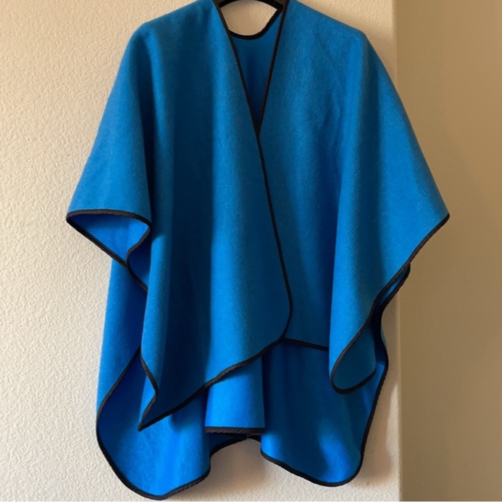 Wool pancho one size Blue 29” length , easy to carry, multiuser,